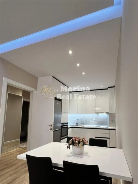 Tirane, jepet me qera apartament 1+1+Ballkon Kati 2, 70 m² 850 € (Komuna e Parisit)