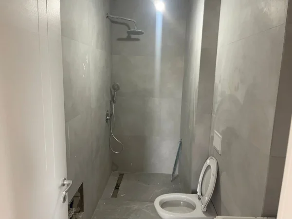Tirane, jepet me qera zyre Kati 7, 125 m² 850 € (Rruga e Kavajes)