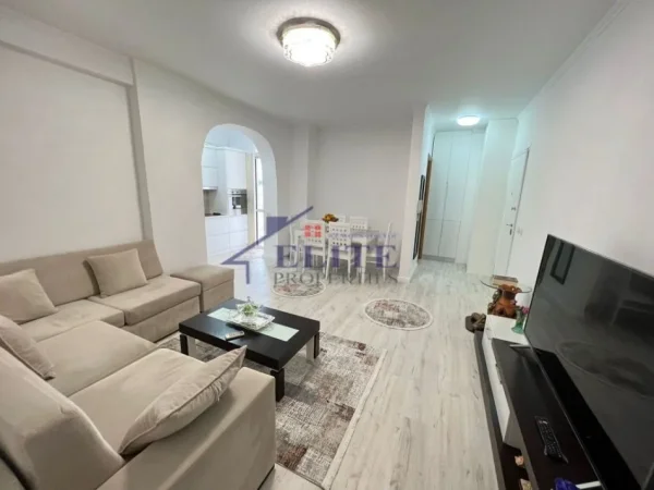 Tirane, jepet me qera apartament 1+1+Ballkon Kati 5, 62 m² 500 € (Ali Demi)