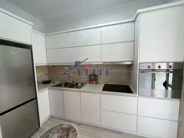 Tirane, jepet me qera apartament 1+1+Ballkon Kati 5, 62 m² 500 € (Ali Demi)
