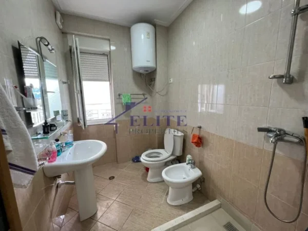 Tirane, jepet me qera apartament 1+1+Ballkon Kati 5, 62 m² 500 € (Ali Demi)