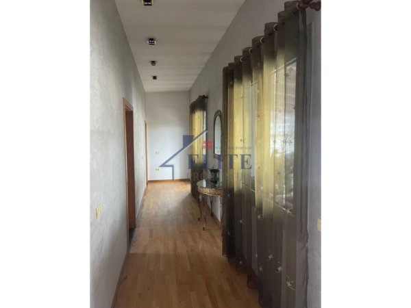Tirane, jepet me qera Vile 3+1+Aneks+Ballkon Kati 2, 240 m² 1.350 € (Jordan Misja)