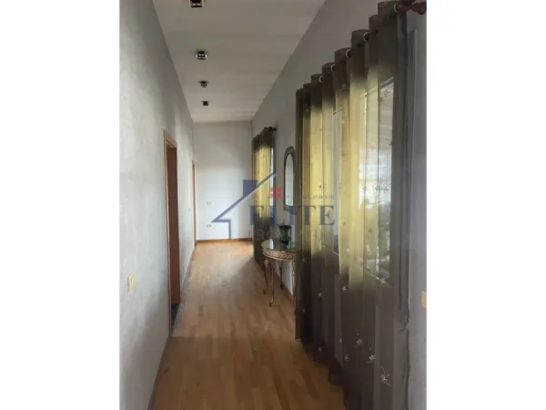 Tirane, jepet me qera Vile 3+1+Aneks+Ballkon Kati 2, 240 m² 1.350 € (Jordan Misja)