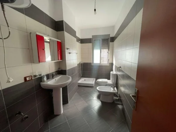 Tirane, shes apartament 2+1+Ballkon Kati 4, 107 m² 145.000 € (MIKEl maruli)