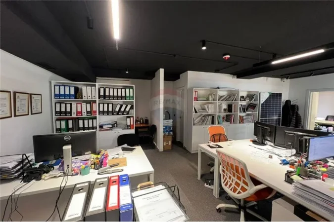 Tirane, jepet me qera ambjent biznesi Kati 2, 72 m² 1.100 € (Rruga Hoxha Tahsim)