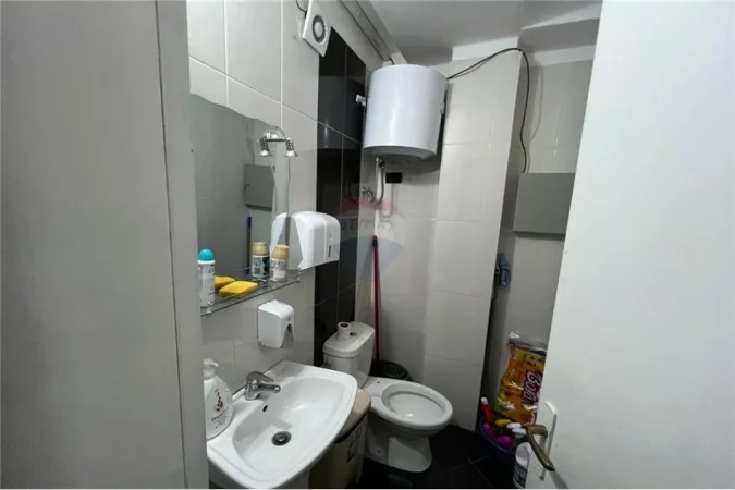 Tirane, jepet me qera ambjent biznesi Kati 2, 72 m² 1.100 € (Rruga Hoxha Tahsim)