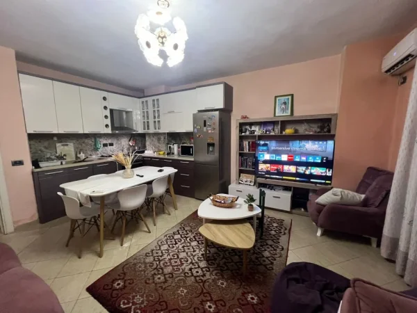 Tirane, shitet apartament 2+1+Ballkon Kati 2, 85 m² 130.000 € (Rruga 5 Maji)