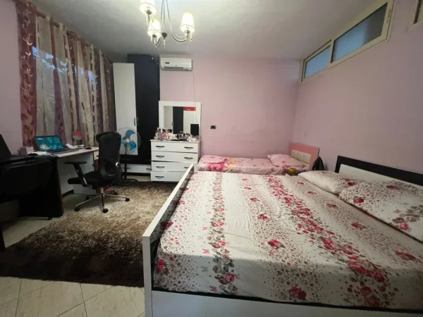 Tirane, shitet apartament 2+1+Ballkon Kati 2, 85 m² 130.000 € (Rruga 5 Maji)
