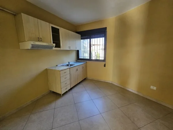 Tirane, jepet me qera ambjent biznesi Kati 3, 160 m² 1.223 € (Qender)