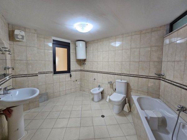 Tirane, jepet me qera ambjent biznesi Kati 3, 160 m² 1.223 € (Qender)