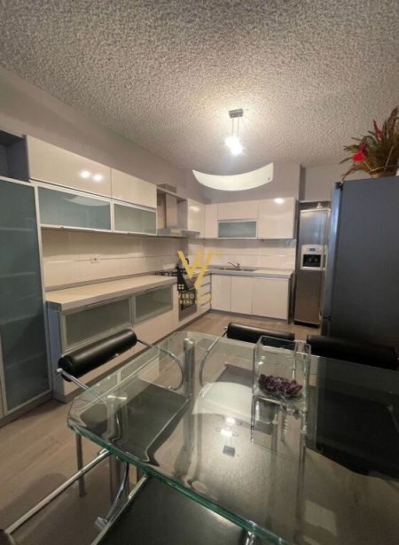 Tirane, jepet me qera apartament 3+1+Ballkon Kati 3, 165 m² 1.200 € (RRUGA E KOSOVAREVE)