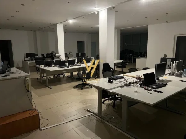 Tirane, jepet me qera zyre Kati 3, 265 m² 1.900 € (ISH FUSHA AVIACIONIT)