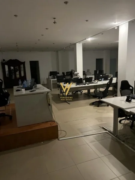 Tirane, jepet me qera zyre Kati 3, 265 m² 1.900 € (ISH FUSHA AVIACIONIT)