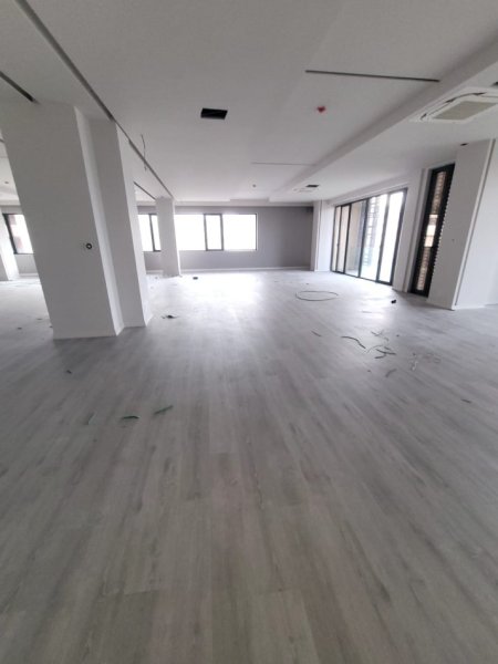 Tirane, jepet me qera zyre Kati 1, 330 m² 5.500 € (21 Dhjetorit)
