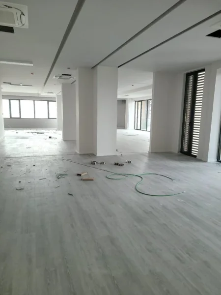 Tirane, jepet me qera zyre Kati 1, 330 m² 5.500 € (21 Dhjetorit)