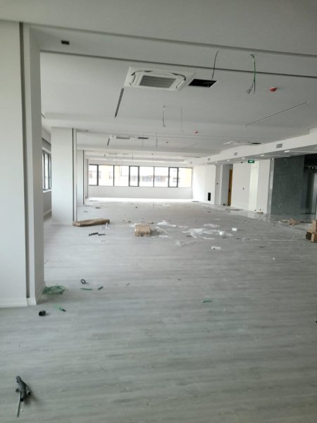 Tirane, jepet me qera zyre Kati 1, 330 m² 5.500 € (21 Dhjetorit)