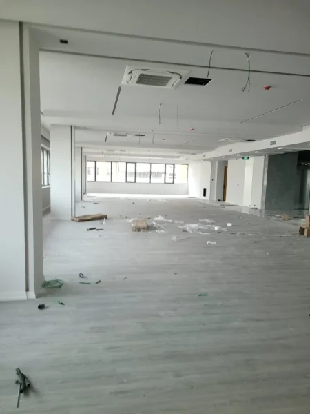 Tirane, jepet me qera zyre Kati 1, 330 m² 5.500 € (21 Dhjetorit)