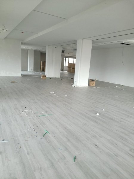 Tirane, jepet me qera zyre Kati 1, 330 m² 5.500 € (21 Dhjetorit)