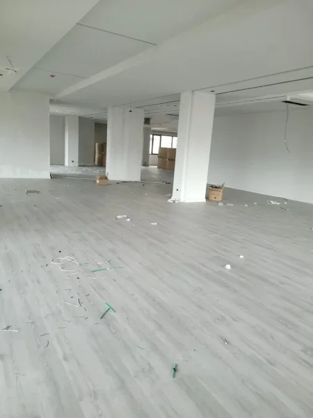Tirane, jepet me qera zyre Kati 1, 330 m² 5.500 € (21 Dhjetorit)
