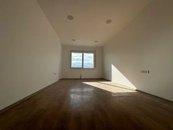 Tirane, shitet apartament , 114 m² 