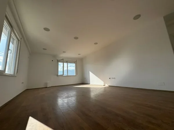 Tirane, shitet apartament , 114 m² 