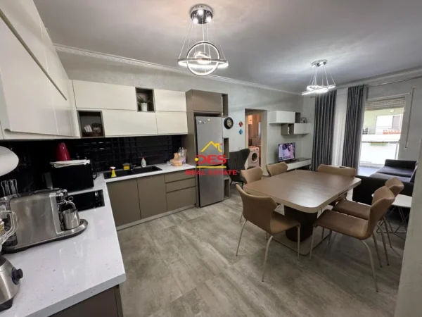 Vlore, jepet me qera apartament 2+1+Ballkon Kati 7, 100 m² 600 € (Rruga Murat Tërbaçi , Vlorë)