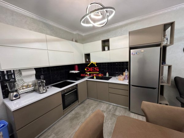 Vlore, jepet me qera apartament 2+1+Ballkon Kati 7, 100 m² 600 € (Rruga Murat Tërbaçi , Vlorë)