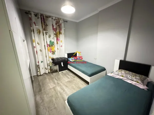 Vlore, jepet me qera apartament 2+1+Ballkon Kati 7, 100 m² 600 € (Rruga Murat Tërbaçi , Vlorë)