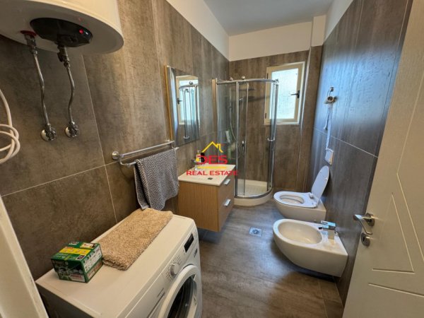 Vlore, jepet me qera apartament 2+1+Ballkon Kati 7, 100 m² 600 € (Rruga Murat Tërbaçi , Vlorë)