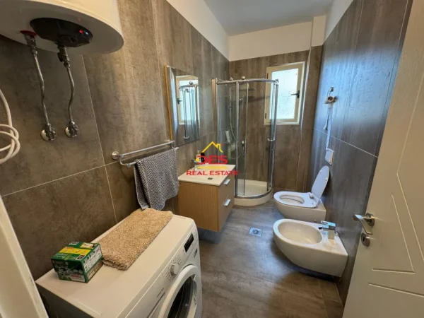 Vlore, jepet me qera apartament 2+1+Ballkon Kati 7, 100 m² 600 € (Rruga Murat Tërbaçi , Vlorë)
