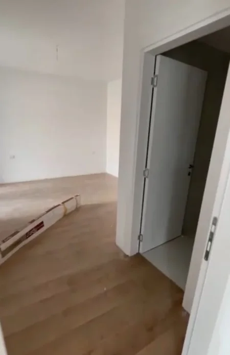 Tirane, shitet apartament 2+1+Ballkon Kati 3, 118 m² 141.000 € (Akses Tirana)