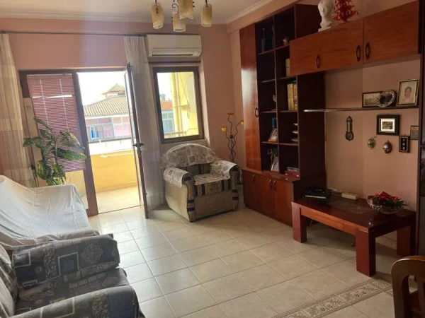 Tirane, jepet me qera apartament 1+1 Kati 5, 88 m² 400 € (Bardhyl)