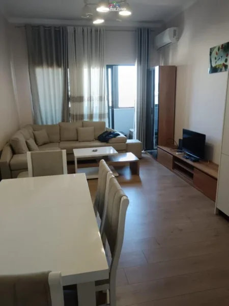 Tirane, jepet me qera apartament 2+1 Kati 8, 110 m² 500 € (astir)