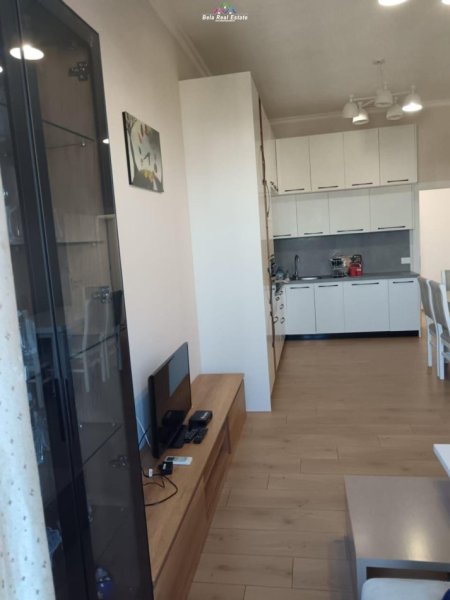 Tirane, jepet me qera apartament 2+1 Kati 8, 110 m² 500 € (astir)