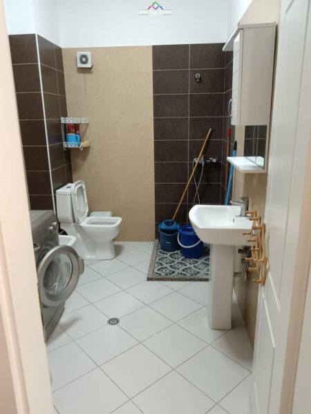 Tirane, jepet me qera apartament 2+1 Kati 8, 110 m² 500 € (astir)