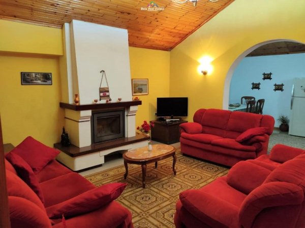 Tirane, jepet me qera Vile 2+1 Kati 3, 140 m² 550 € (rruga e elbasanit)