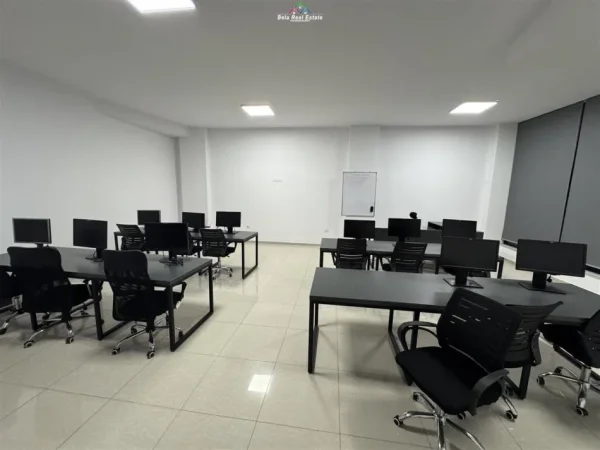 Tirane, jepet me qera zyre Kati 1, 300 m² 1.800 € (astir)