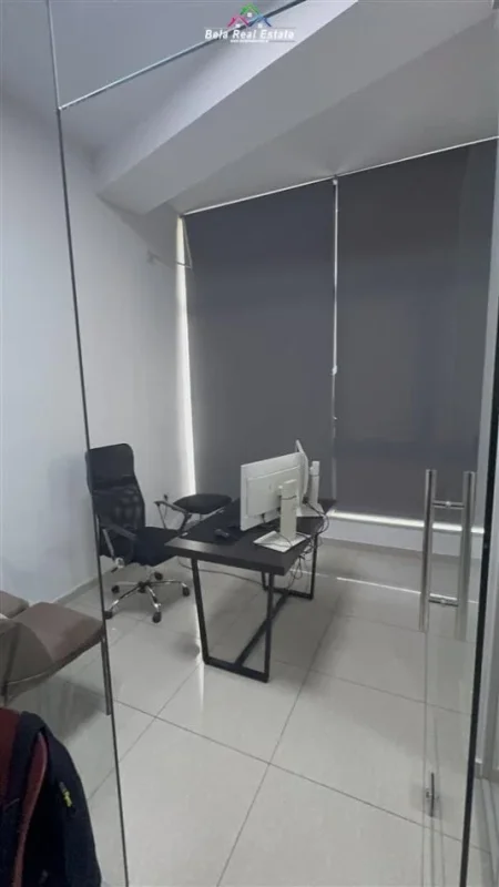 Tirane, jepet me qera zyre Kati 1, 300 m² 1.800 € (astir)