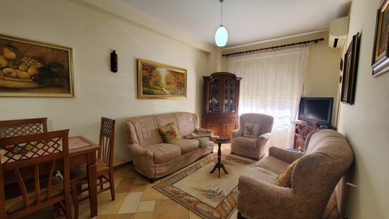 Tirane, jepet me qera 2+1+Ballkon Kati 6, 100 m² 600 € (Don bosko)