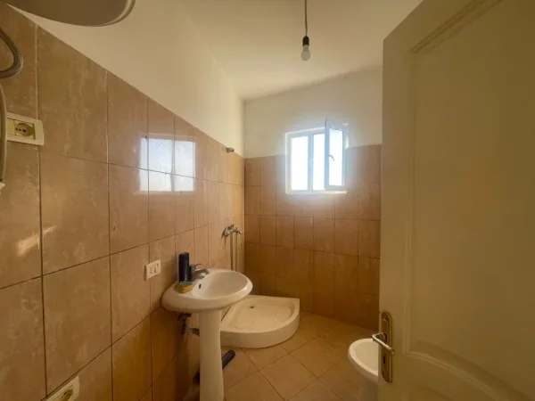 Tirane, shitet apartament 1+1+Ballkon Kati 4, 71 m² 70.000 € (Rruga e Thesarit)