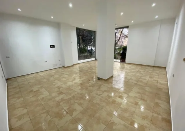 Tirane, jepet me qera ambjent biznesi Kati 1, 55 m² 350 € (Pallatet Cabej)