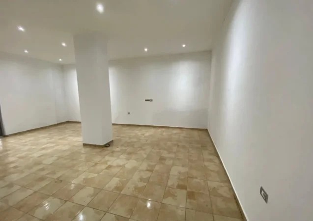 Tirane, jepet me qera ambjent biznesi Kati 1, 55 m² 350 € (Pallatet Cabej)