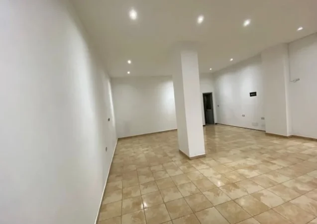 Tirane, jepet me qera ambjent biznesi Kati 1, 55 m² 350 € (Pallatet Cabej)