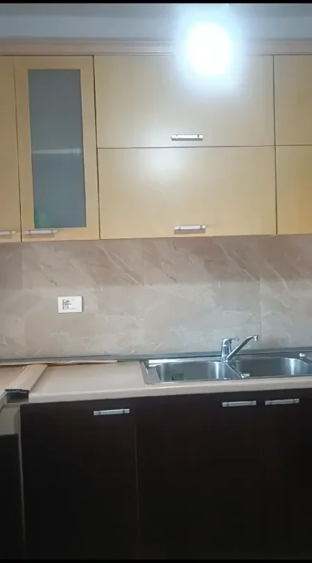 Fier, jepet me qera apartament 2+1+Aneks+Ballkon Kati 5, 110 m² 200 € (Mico Papuciu)