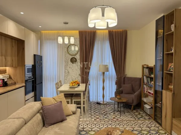 Tirane, shes apartament 2+1+Ballkon Kati 3, 101 m² 209.000 € (5 Maji)