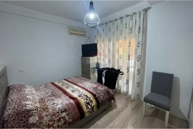 Tirane, jepet me qera apartament 1+1 , 70 m² (Ali Demi)