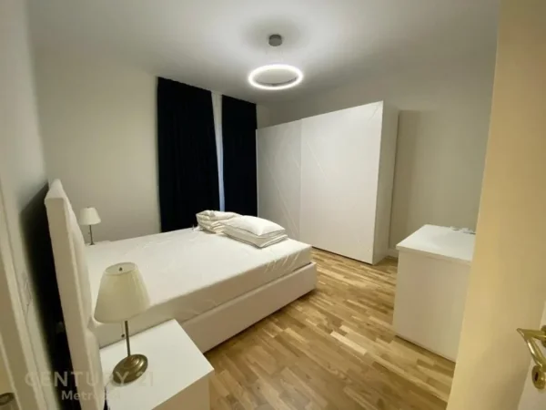 Tirane, jepet me qera apartament 1+1+Aneks+Ballkon Kati 1, 85 m² 1.000 € (TEG)