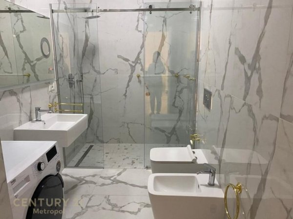 Tirane, jepet me qera apartament 1+1+Aneks+Ballkon Kati 1, 85 m² 1.000 € (TEG)