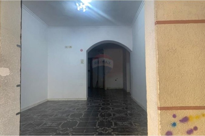 Tirane, jepet me qera dyqan Kati 0, 34 m² 900 € 
