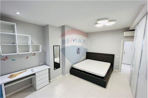 Tirane, jepet me qera apartament 1+1+Ballkon Kati 4, 65 m² 750 € 